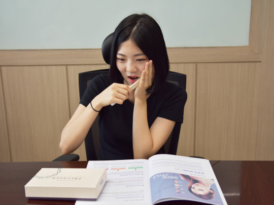 테라젠이텍스 직원이 DTC 유전자 검사를 위해 구강상피세포를 채취하고 있다.              테라젠이텍스 제공